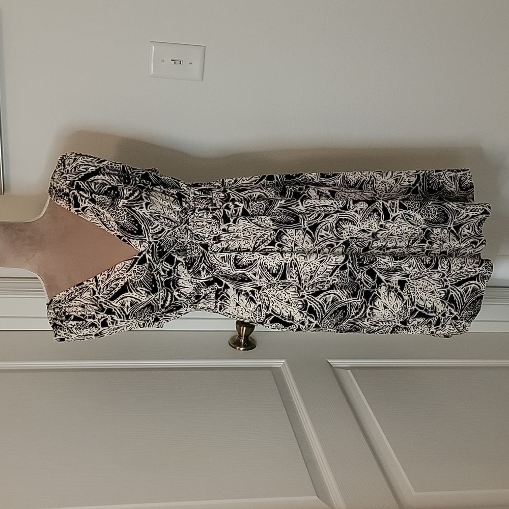 Loft, Size M Black and Ivory Deep V-Neck Floral Pattern Stretchy Dress.